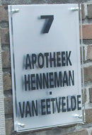 Gegraveerde moderne luxe naamplaat in PLEXI - 34 x 24 cm - VOORDEELPAK met 4 siervijzen en 1 luxe sokkel inclusief