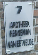 Gegraveerde luxe naamplaat in plexi - 10 x 10 cm.